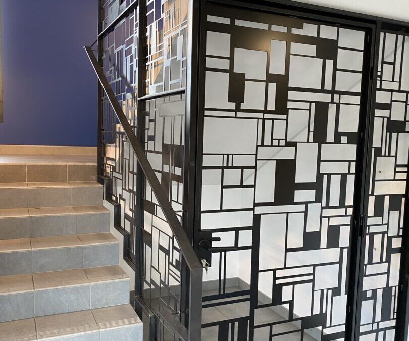 Réalisation d’une porte avec motifs, dans l’entrée d’une crèche, sur Quimper