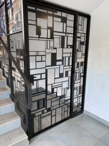 PORTE-DANS-UNE-ENTREE-DUNE-CRECHE-A-QUIMPER-225x300