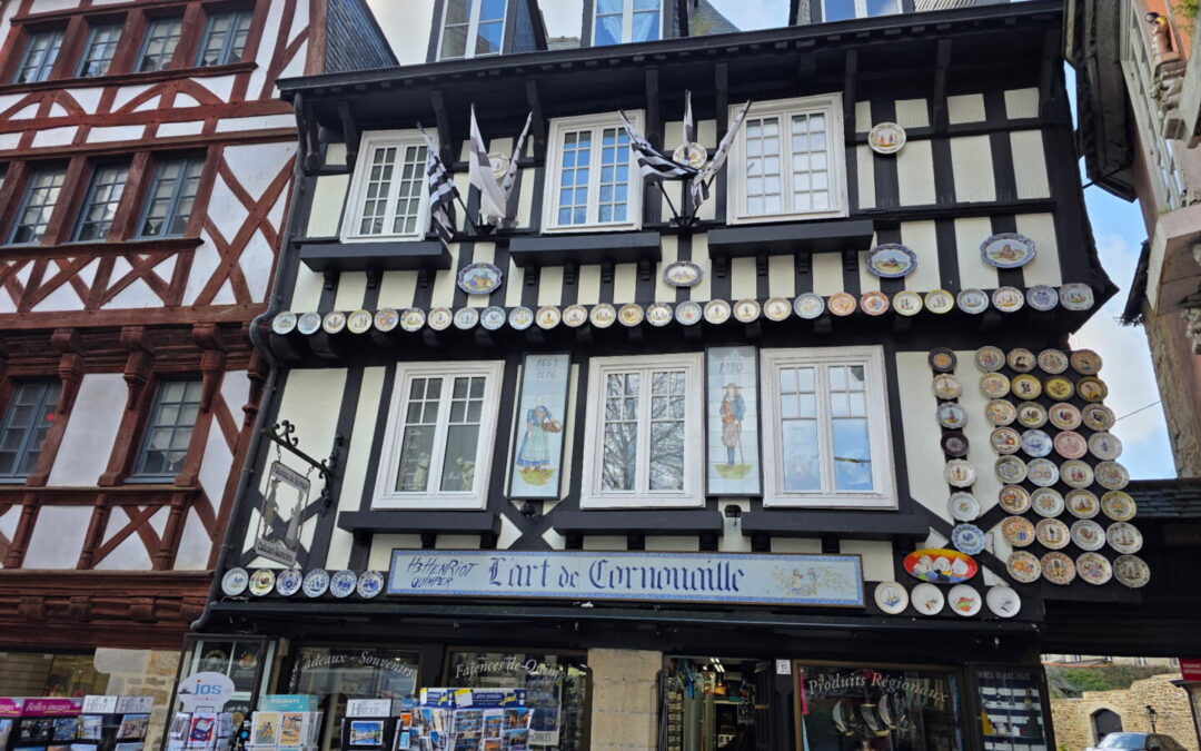 Réalisation de cadres pour personnages, réfection du patrimoine breton pour le magasin ART DE CORNOUAILLE à Quimper