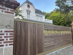 PORTAIL-COULISSANT-DECOUPE-LASER-LES-RAINETTES-FINITION-THERMOLAQUAGE-TEINTE-LAITON-SUR-BENODET-1-1-300x225
