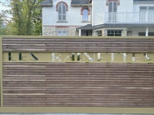 PORTAIL-COULISSANT-DECOUPE-LASER-LES-RAINETTES-FINITION-THERMOLAQUAGE-TEINTE-LAITON-SUR-BENODET-1-2-300x225