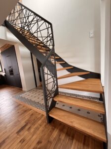 ESCALIER-LIMONS-EN-TOLE-ACIER-INTEGRANT-LE-GARDE-CORPS-MOTIF-MIKADO-RAL-2100-SABLE-AU-GUILVINEC-225x300