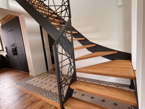 ESCALIER LIMONS EN TOLE ACIER INTEGRANT LE GARDE-CORPS MOTIF MIKADO RAL 2100 SABLE AU GUILVINEC