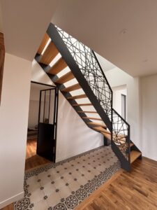 ESCALIER-LIMONS-EN-TOLE-ACIER-INTEGRANT-LE-GARDE-CORPS-MOTIF-MIKADO-RAL-2100-SABLE-LE-GUILVINEC-225x300