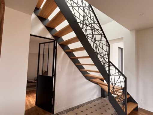 ESCALIER LIMONS EN TOLE ACIER INTEGRANT LE GARDE-CORPS MOTIF MIKADO RAL 2100 SABLE LE GUILVINEC