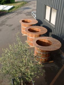 ENSEMBLE-DE-3-TABLES-EN-BOIS-EXOTIQUE-FORMANT-DES-BACS-A-FLEURS-VISIBLES-A.PER--224x300
