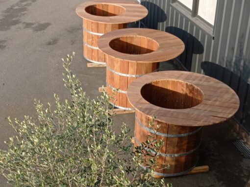 Réalisation d’un ensemble de 3 tables en bois exotique formant des bacs à fleurs pour le Pub Le Ceili à Quimper
