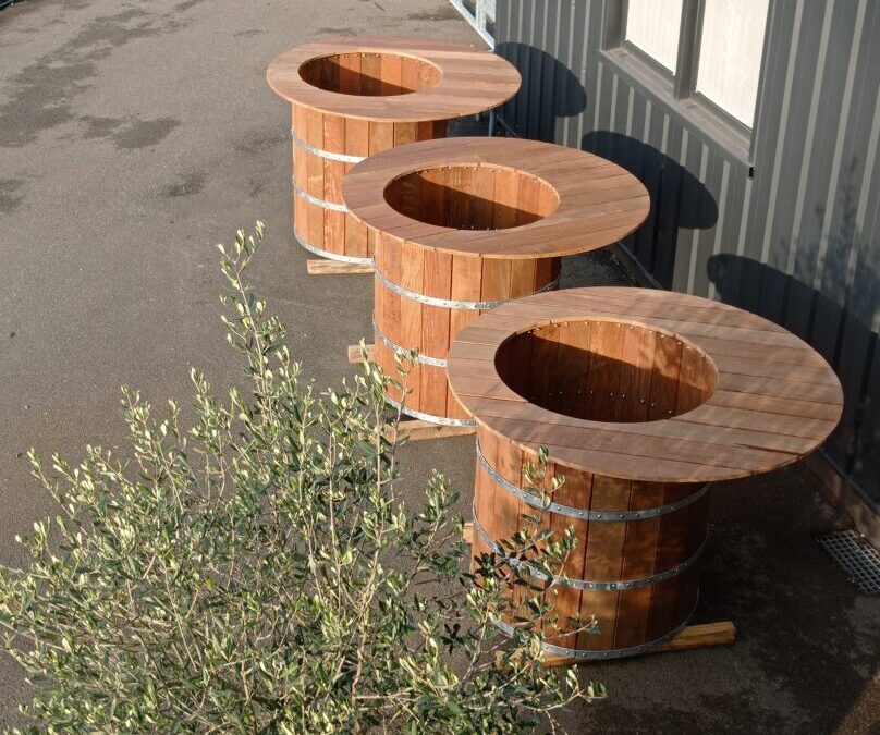 Réalisation d’un ensemble de 3 tables en bois exotique formant des bacs à fleurs pour le Pub Le Ceili à Quimper