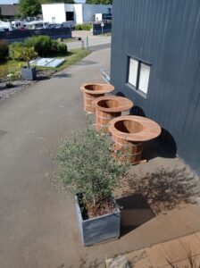 ENSEMBLE-DE-3-TABLES-EN-BOIS-EXOTIQUE-FORMANT-DES-BACS-A-FLEURS-VISIBLES-A.R--224x300