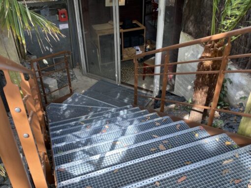 Fabrication et pose d’un escalier style industriel, pour le café du port à Sainte Marine, avec la collaboration de Bellocq Paysages