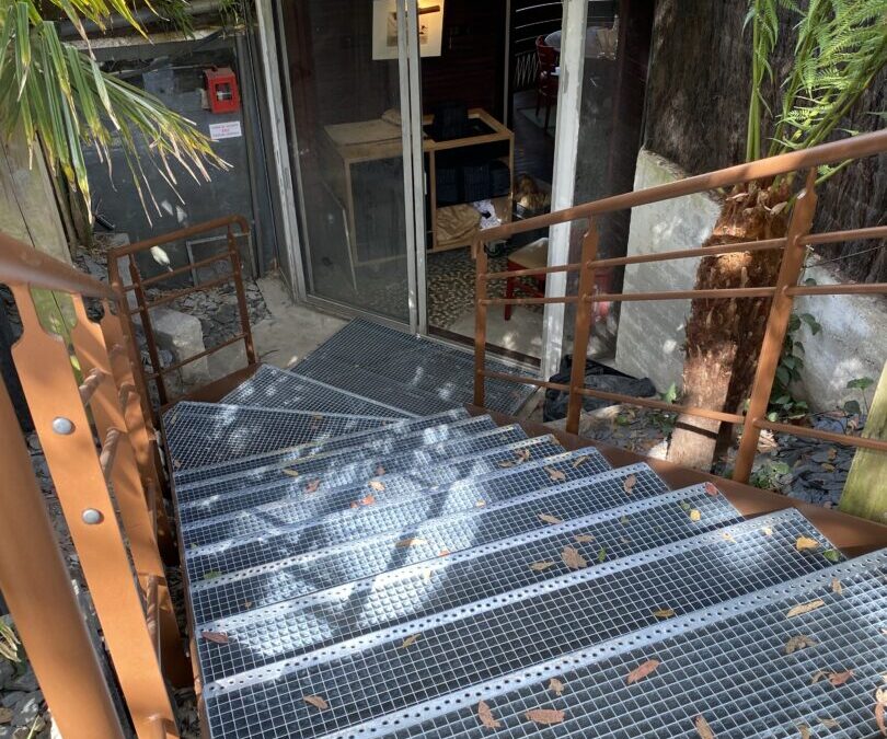 Fabrication et pose d’un escalier style industriel, pour le café du port à Sainte Marine, avec la collaboration de Bellocq Paysages