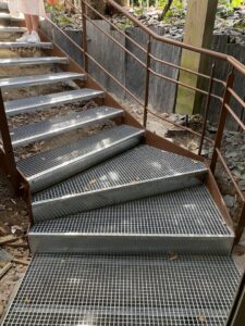 ESCALIER-ET-GARDE-CORPS-FINITION-RAL-MARS-AVEC-DES-MARCHES-CAILLEBOTIS-SUR.E--225x300