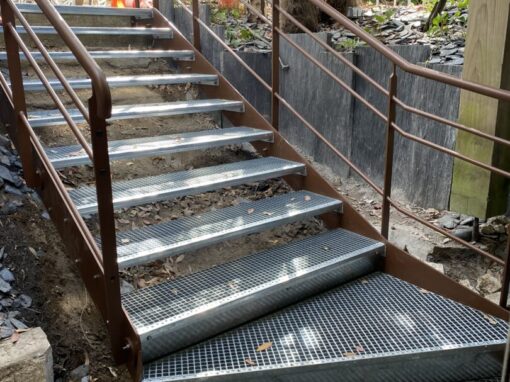 ESCALIER ET GARDE-CORPS FINITION RAL MARS AVEC DES MARCHES CAILLEBOTIS SUR…INE